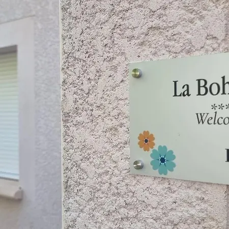 Dom wakacyjny Maison Piscine Jacuzzi Juin A Aout- Entre Collegues Ou Famille - La Boheme Saint-Seurin-sur-l'Isle